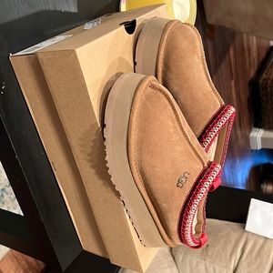 Ugh Tazz platform women’s slippers brand new in box size 7 chestnut color